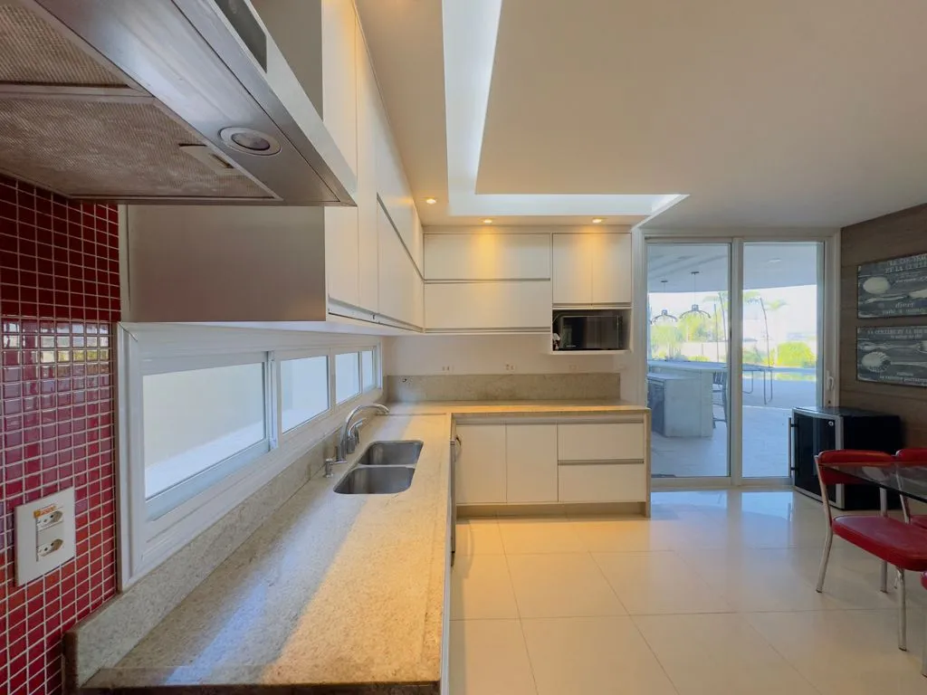 Imagem Casa de Luxo em Condomínio à Venda em Valinhos-SP, 4 Suítes, 3 Salas, 7 Banheiros, 4 Vagas de Garagem 460m²