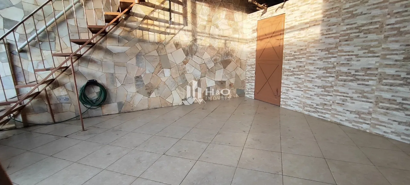 Imagem Sobrado à Venda com 4 Dormitórios no Parque Maria Luiza - Amplo Quintal e Ótima Localização