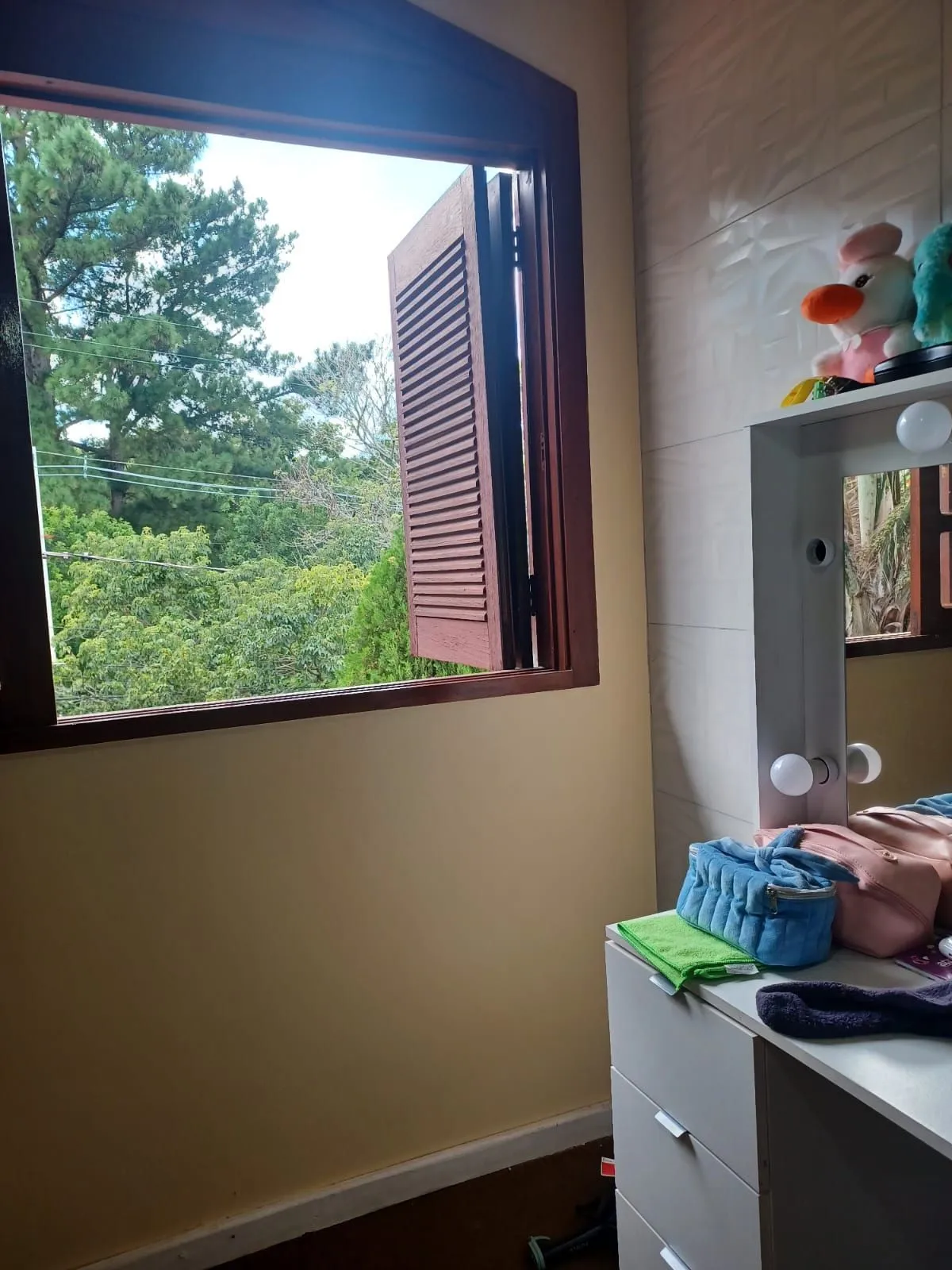 Imagem Casa com 04 quartos (01 suíte) 02 vagas no Bairro Jardim Sabará em Porto Alegre