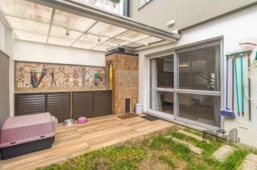 Imagem Casa impecável e mobiliada, com 3 niveis, possui 3 dormitórios sendo 1 suíte, 4 banheiros