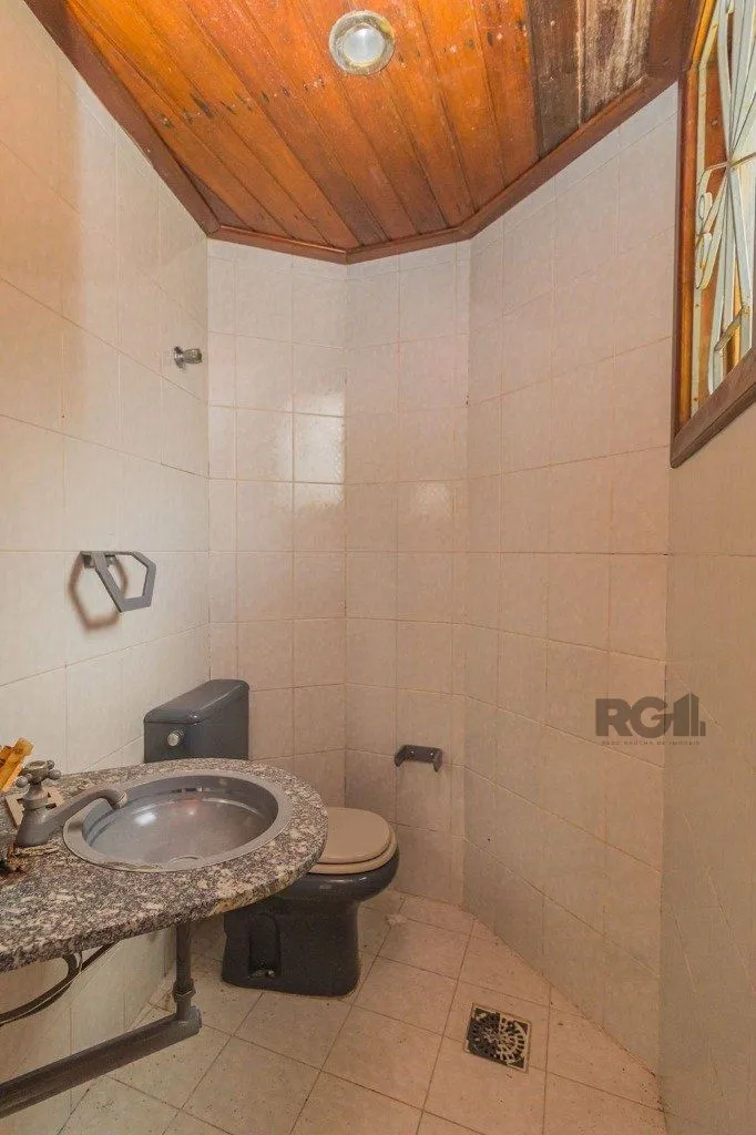 Imagem Casa com 240m², 3 dormitórios, 6 vagas no bairro Sarandi