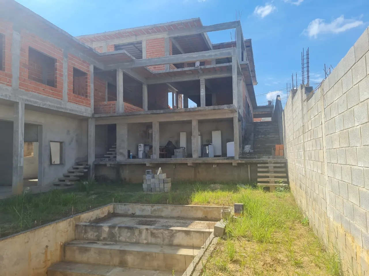 Imagem Casa em Construção no Condomínio Fazenda Alta Vista - 752m² de Área Construída e 6 Suítes