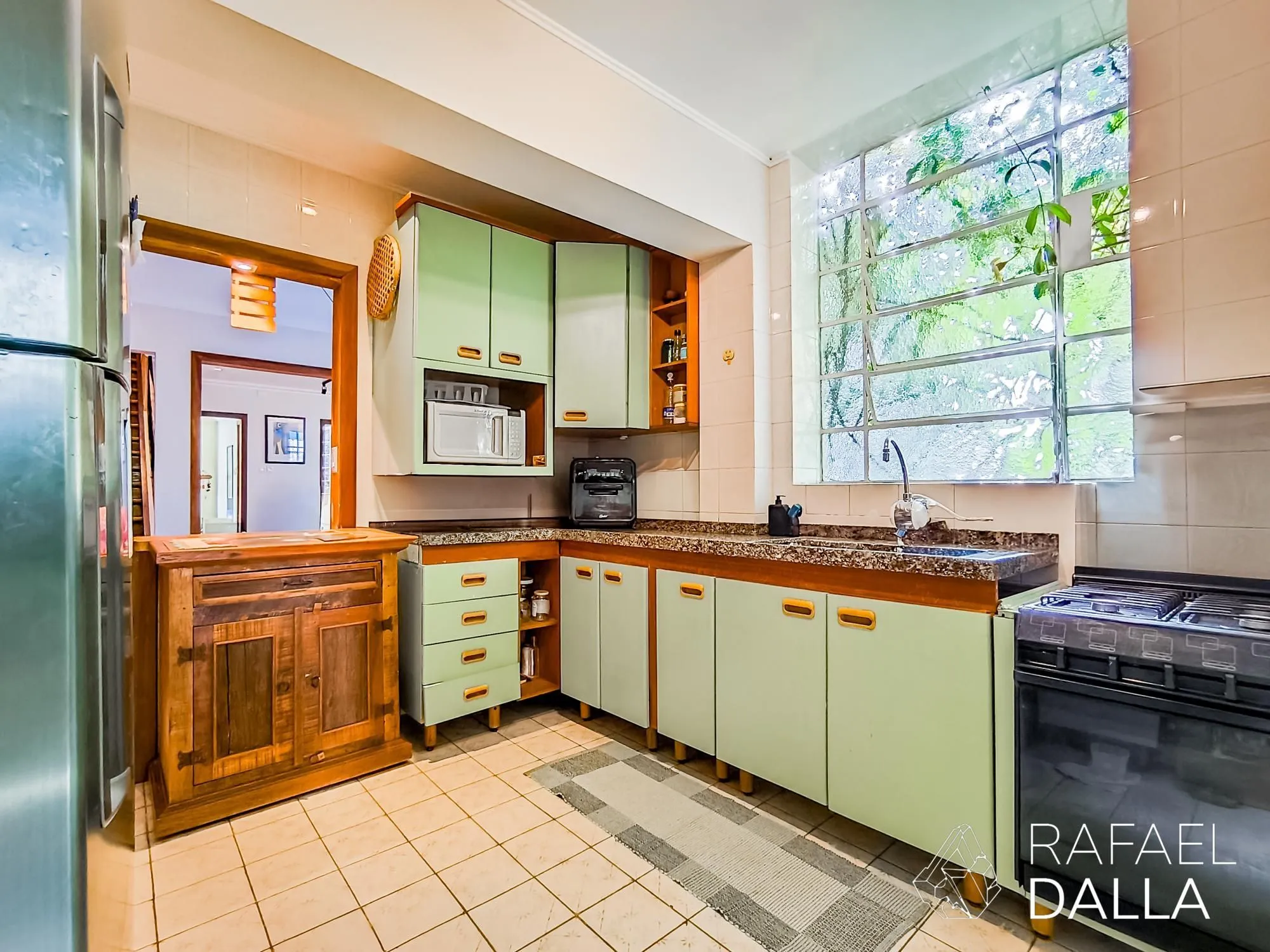 Imagem Casa impecável na Lopo Gonçalves com 4 dormitórios, garagem e pátio amplo