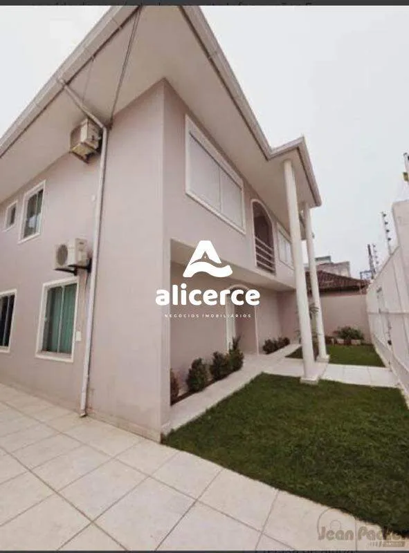 Imagem Casa Alto `Padrão a 1 quadra da Beira-Mar Continental | 3 Dormitórios I 4 Vagas de Garagens I Piscina no bairro Estreito - Florianópolis/SC