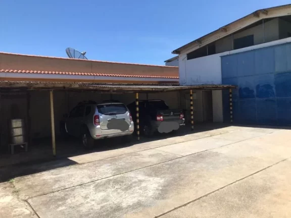 Imagem Galpão Comercial à Venda em Macaé-RJ, Bairro Botafogo: 1 Sala, 1 Banheiro, 4 Vagas de Garagem, 250m² de Área. Aproveite!