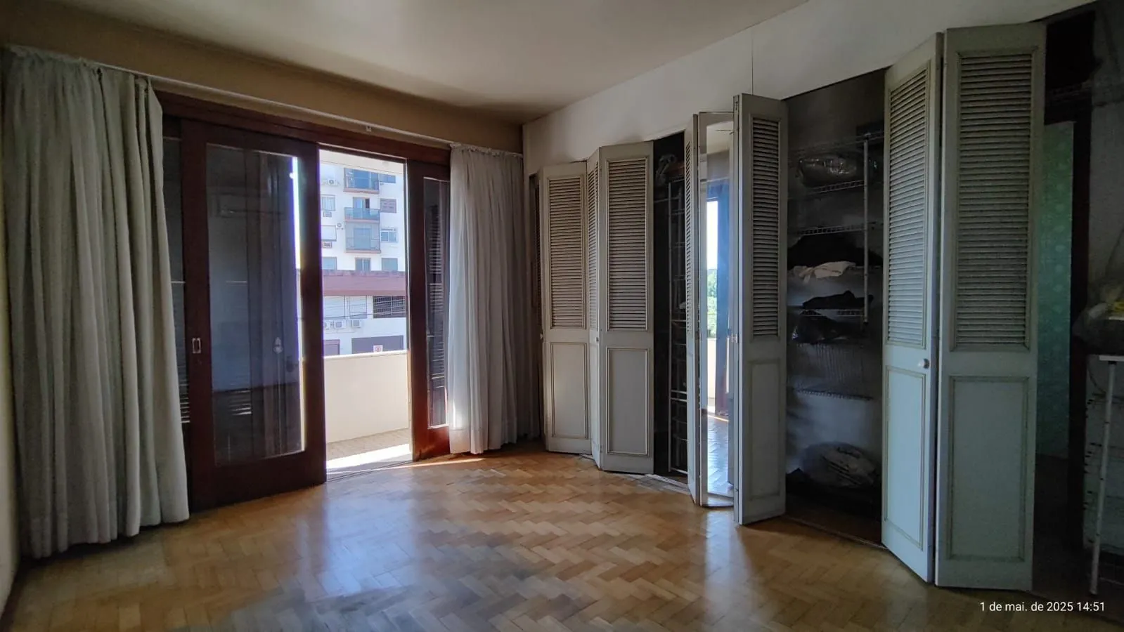 Imagem Apartamento de 4 dormitórios, 2 suítes, sacada, living para 2 ambientes bem amplo.