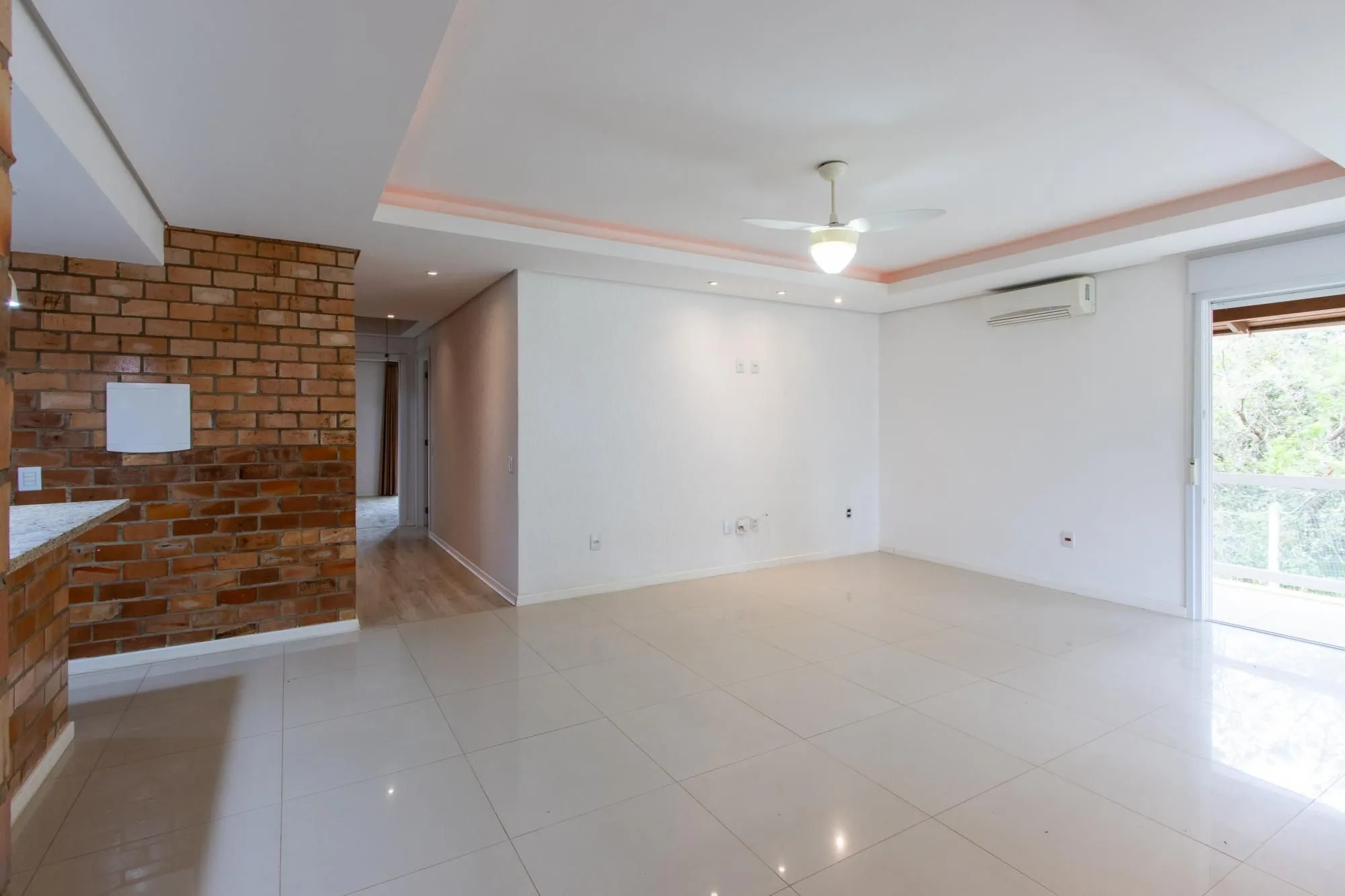 Imagem Casa de alvenaria, com 3 dormitórios, 1 suíte, living, cozinha, lavanderia, churrasqueira, banheiro social, pátio e 4 vagas de garagem.