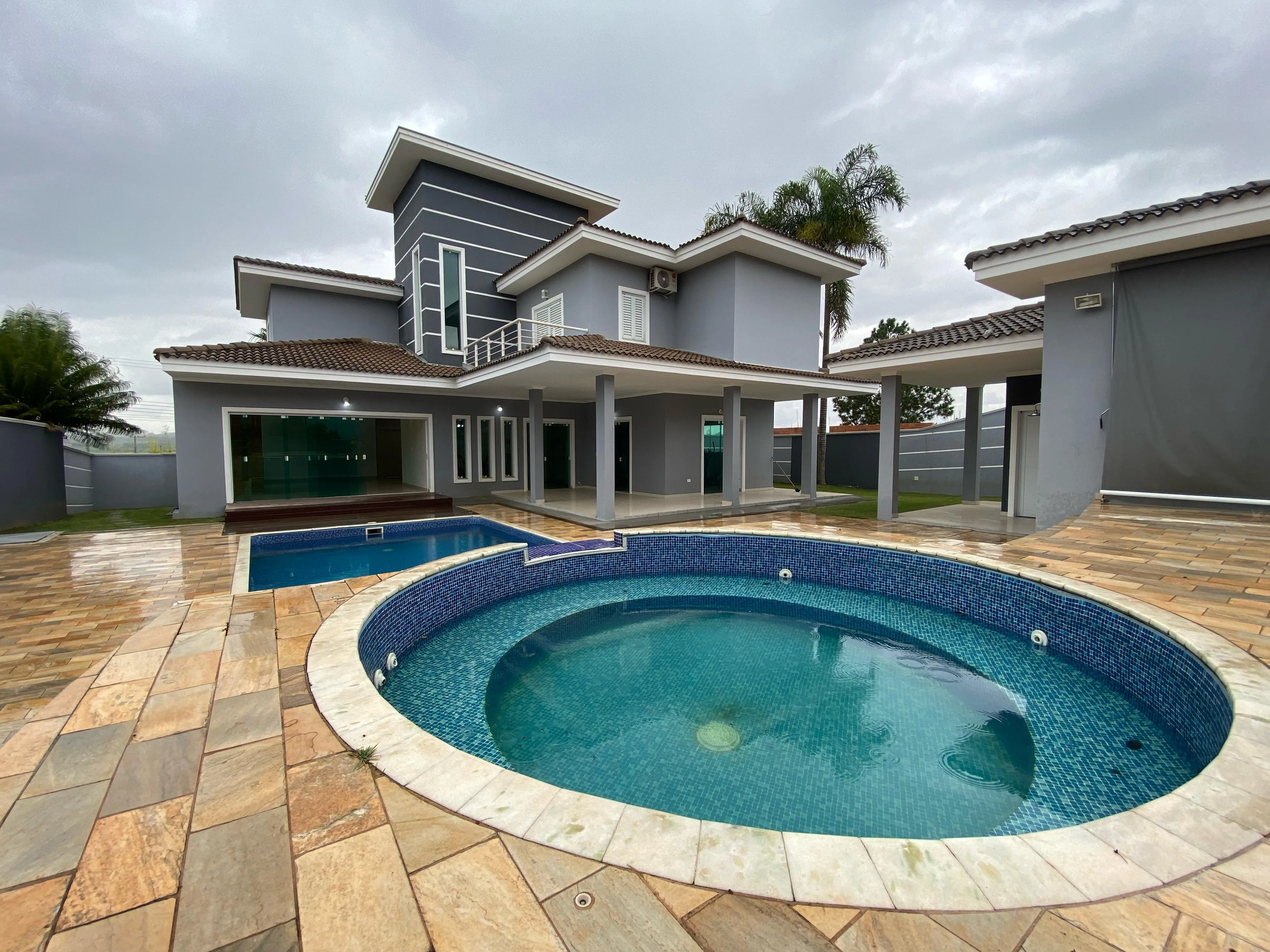 Imagem Exclusivo sobrado de alto padrão no Residencial Saint Charbel à 15min. do Parque Campolim e Shopping Iguatemi