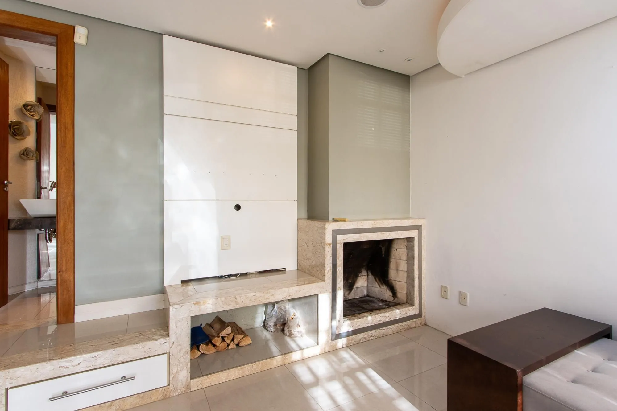 Imagem Excelente casa de 3 dormitórios, 1 suíte, pátio, piscina e vaga para 2 carros cobertas.