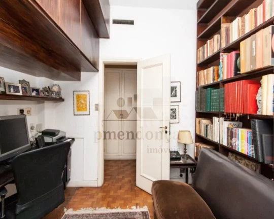 Imagem Apartamento com living para 3 ambientes, 4 dormitórios sendo 1 suíte, lavabo, copa, cozinha, área...