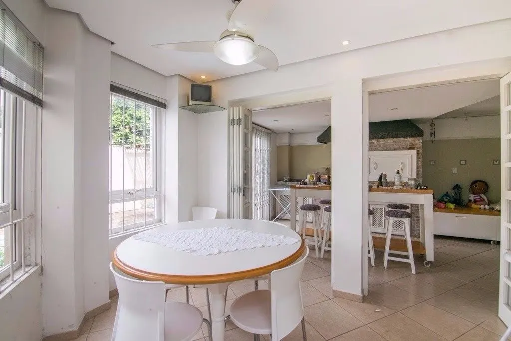 Imagem Casa de esquina com 6 dormitórios, 430m², piscina, 4 vagas