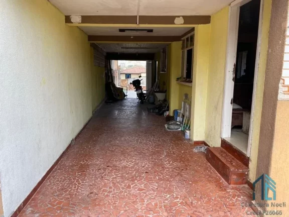 Imagem (PERMUTA) Casa térrea, 03 quartos c/suíte, parte podendo ser utilizado como Barracão, no Capão Raso em Curitiba PR