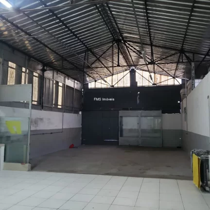 Imagem Galpão Comercial de Alto Padrão para Locação em Santo André-SP, no Bairro Campestre: 5 Banheiros, 10 Vagas, 950m² de Área.