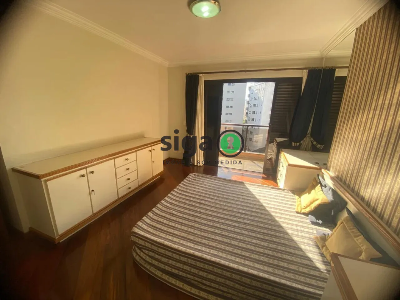Imagem Apartamento á Venda - 235m², 4 Suítes e 4 Vagas em Moema.