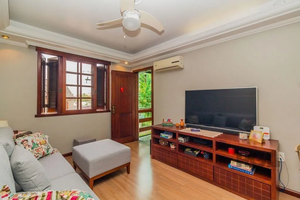 Imagem Casa de 4 dormitórios no bairro Sarandi