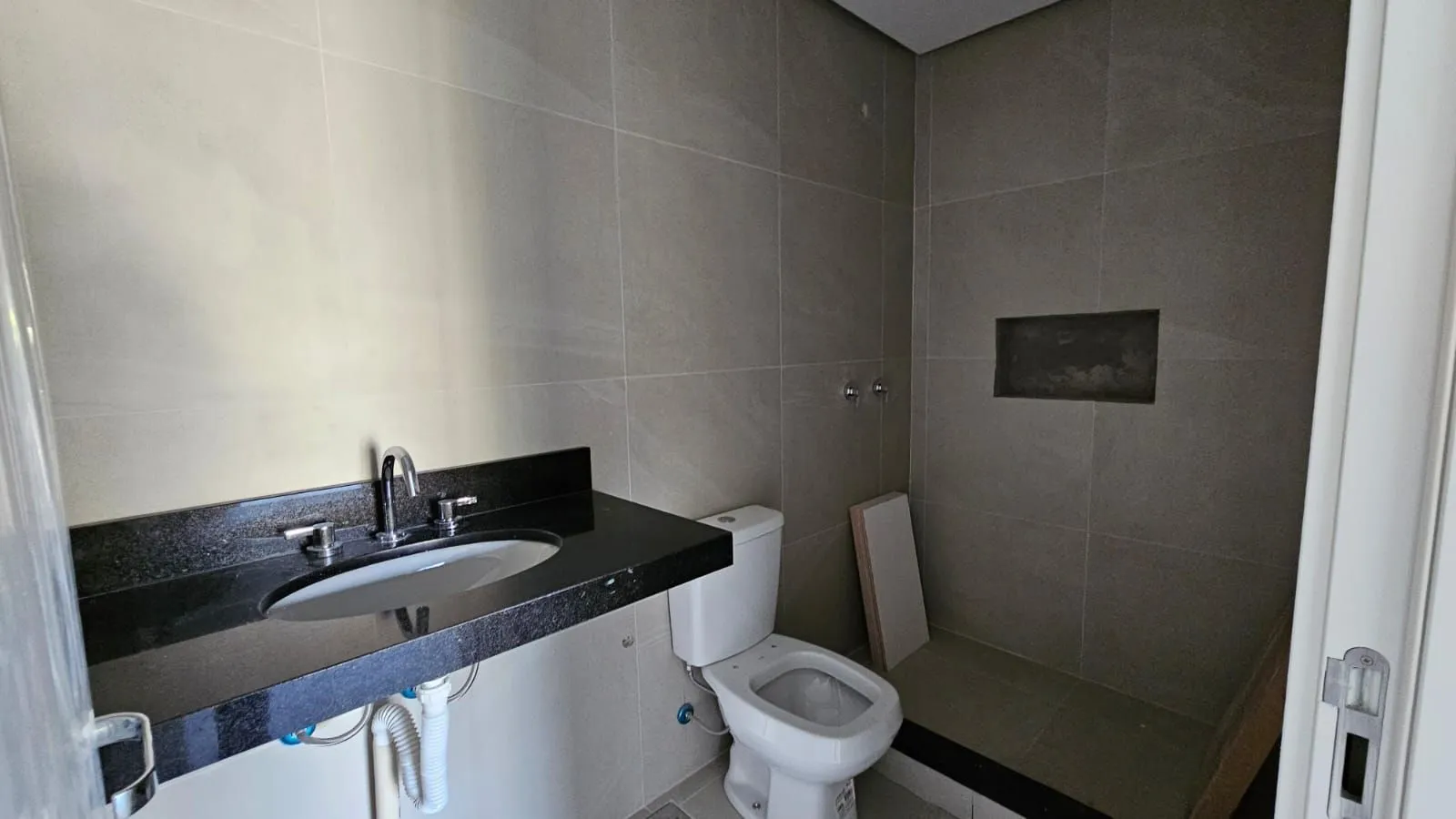 Imagem Apartamento Novo com 2 Vagas e Sacada na Chácara das Pedras