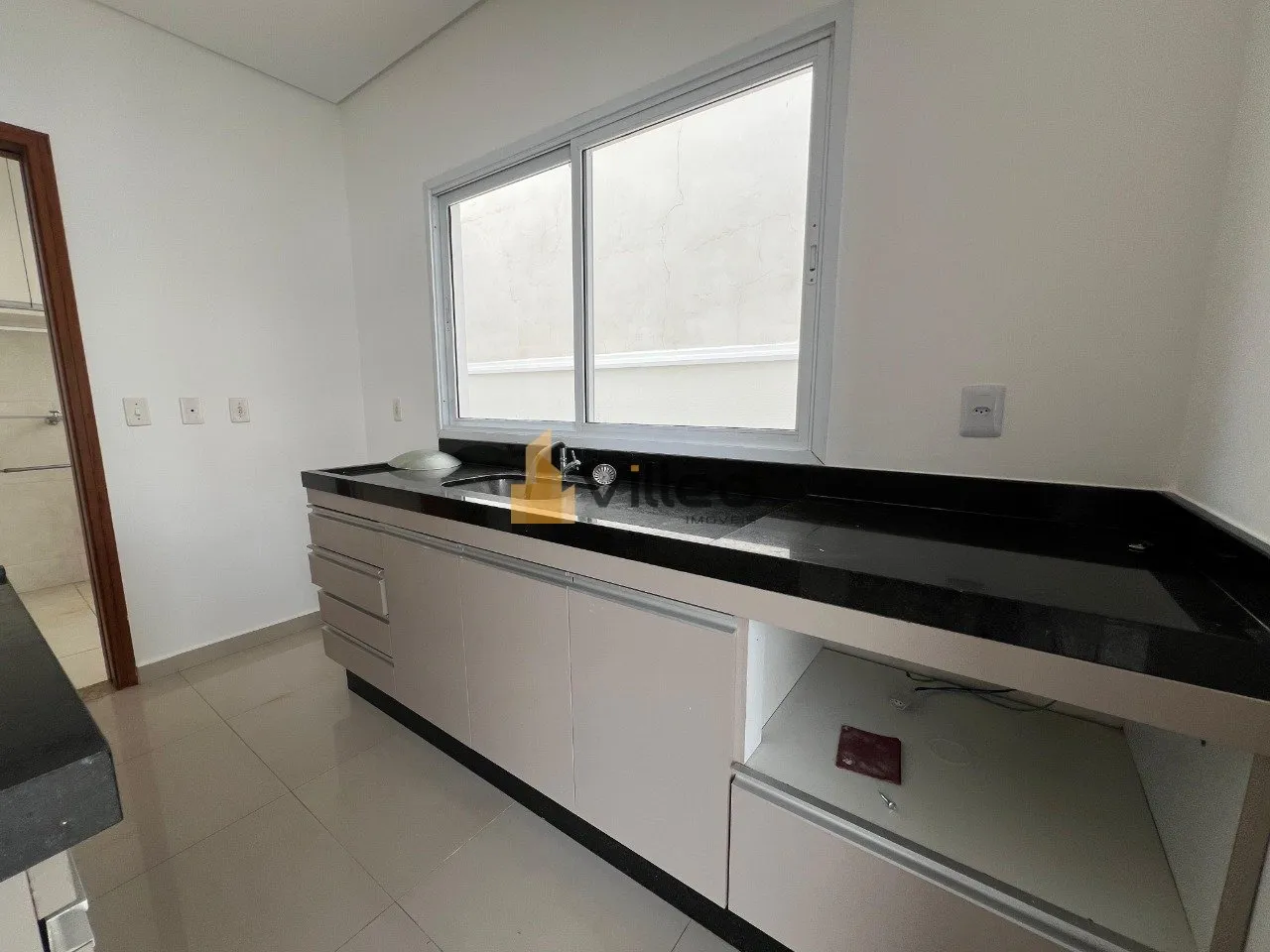 Imagem Descubra esta magnífica residência localizada no exclusivo condomínio do charmoso bairro Chácara...