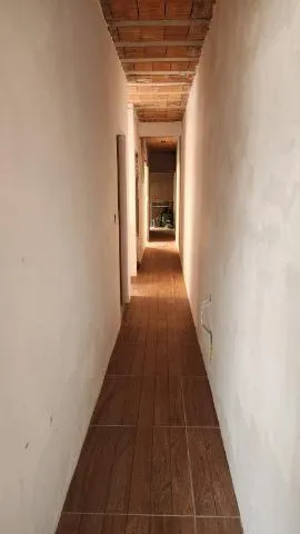 Imagem VENDA DE SOBRADO NO PARQUE RODRIGO BARRETO, EM ARUJÁ/SP, 250m² com 3 quartos, suíte, varanda, quintal e garagem fechada para 2 autos. CONSULTE-NOS.