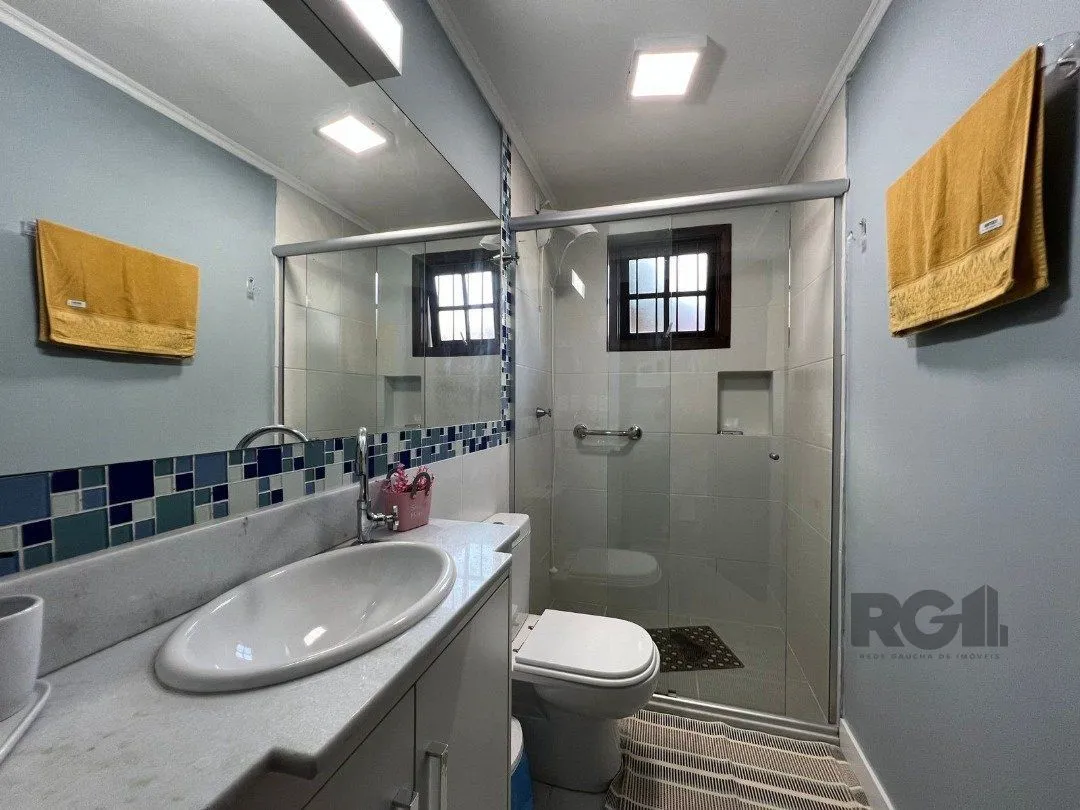 Imagem Casa avulsa em Atlântida, totalmente reformada, com 5 dormitórios , duas suítes, pátio arborizado com piscina e churrasqueira.