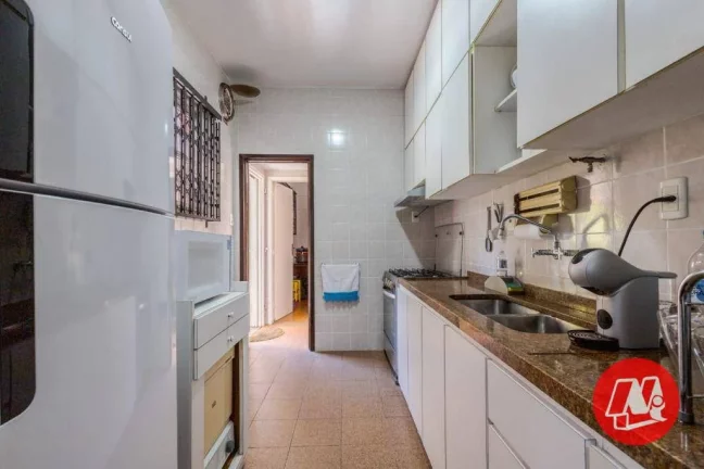 Imagem No bairro Rio Branco, casa de 337 m², semimobiliáda, 4 dormitórios, 3 vagas, jardim com piscina.
