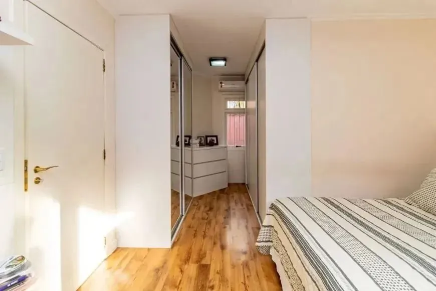 Imagem Casa com 214m², localizado no bairro Vila Jardim em Porto Alegre/RS.