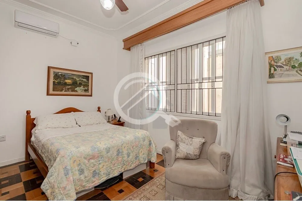 Imagem Excelente apartamento térreo localizado no bairro Menino Deus. Imóvel com 76m² distribuído em 2 ...