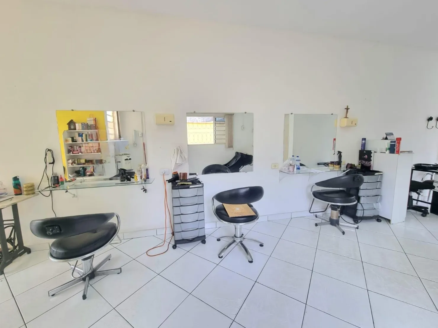 Imagem Linda Casa Térrea com Salão Comercial em Excelente Localização: 3 Dormitórios, Quintal Amplo e Tranquilidade Garantida a 5 Minutos do Centro da Cidade