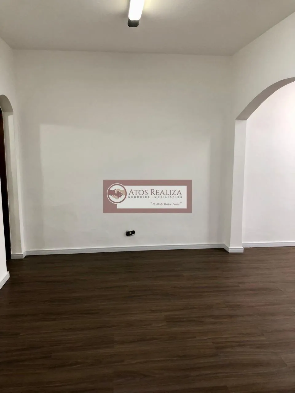 Imagem Aluno casa COMERCIAL no metrô Jabaquara. São 6 salas, Varanda, Copa, Lavandaria e 2 Banheiros, imóvel totalmente reformado com telhado novo, instalação elétrica nova, está impecável. Sua locação é ideal para clínicas médicas, escritórios de advocacia, cor