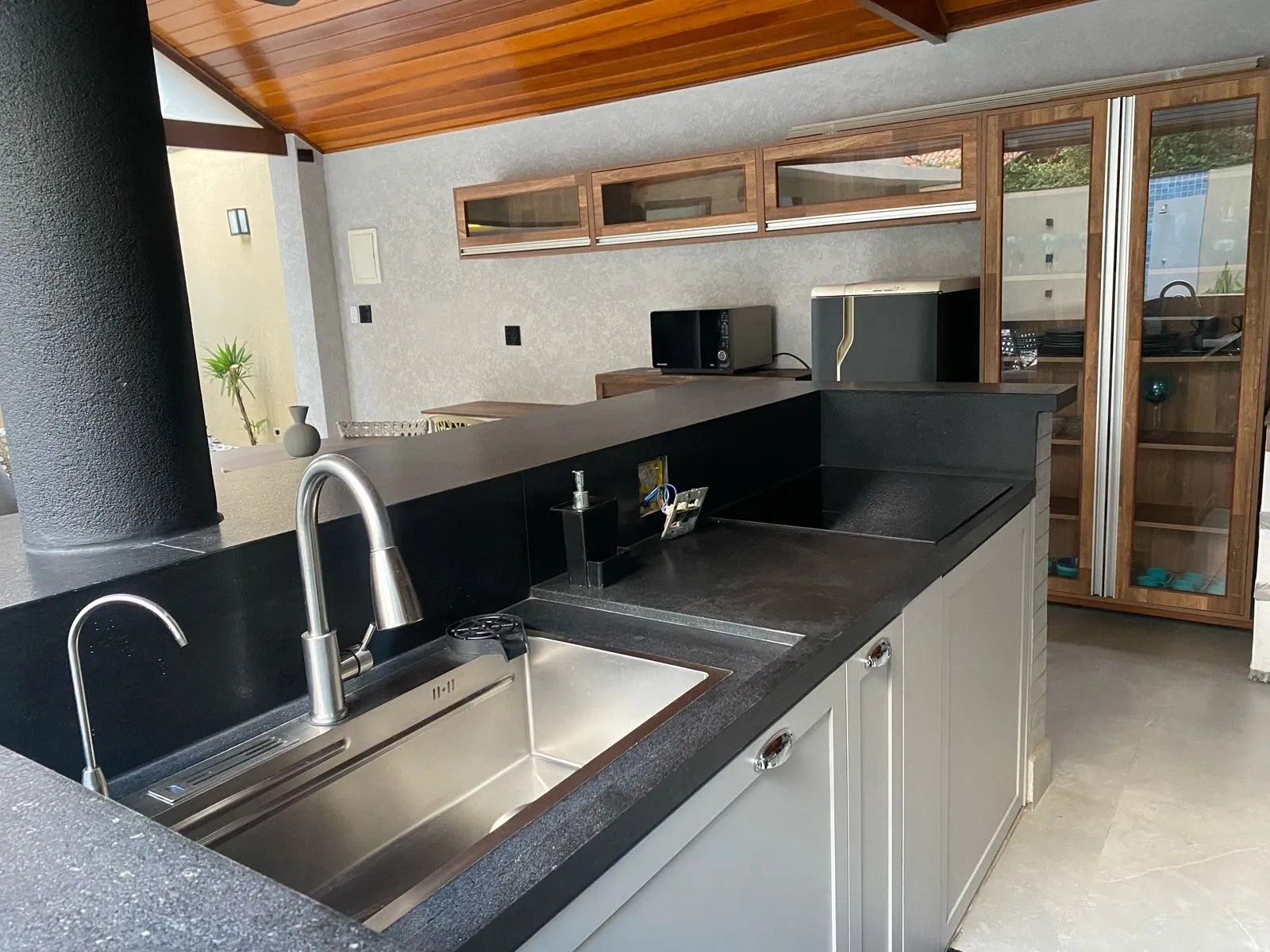 Imagem Casa de Alto Padrão à Venda no Alphaville 01 em Barueri, 5 suítes, 530 m², piscina, sauna, sala de cinema e terreno de 631 m²