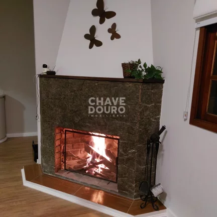 Imagem Casa linear reformada de 3 quartos (sendo 2 suítes) e área gourmet para venda em Teresópolis.