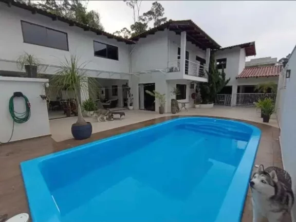 Imagem Ampla casa com 4 suítes e 4 vagas de garage, piscina e área de festa espaçosa - Fazendinha Itajaí/SC