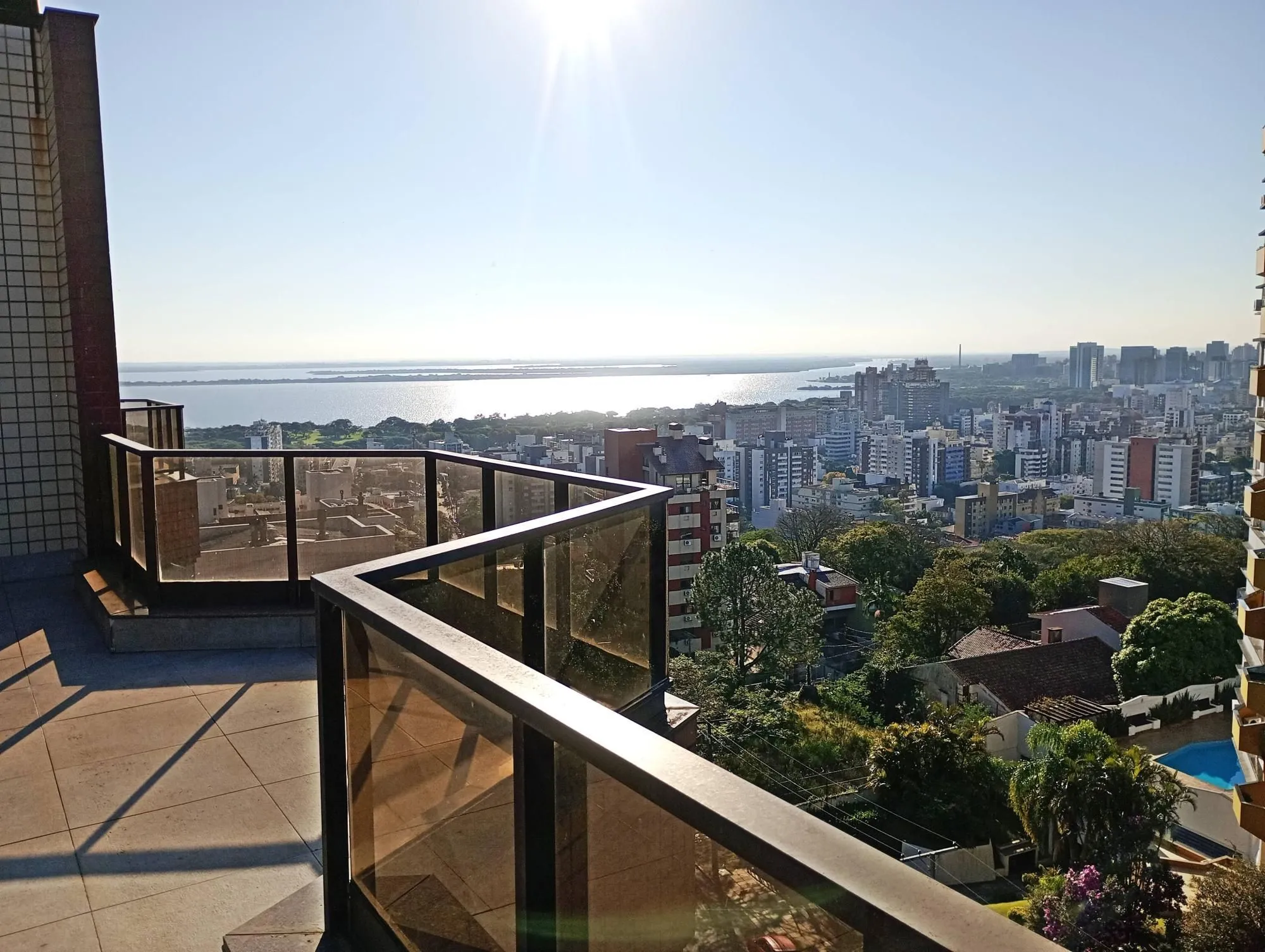 Cobertura com vista para o Guaíba, suíte e 2 vagas
