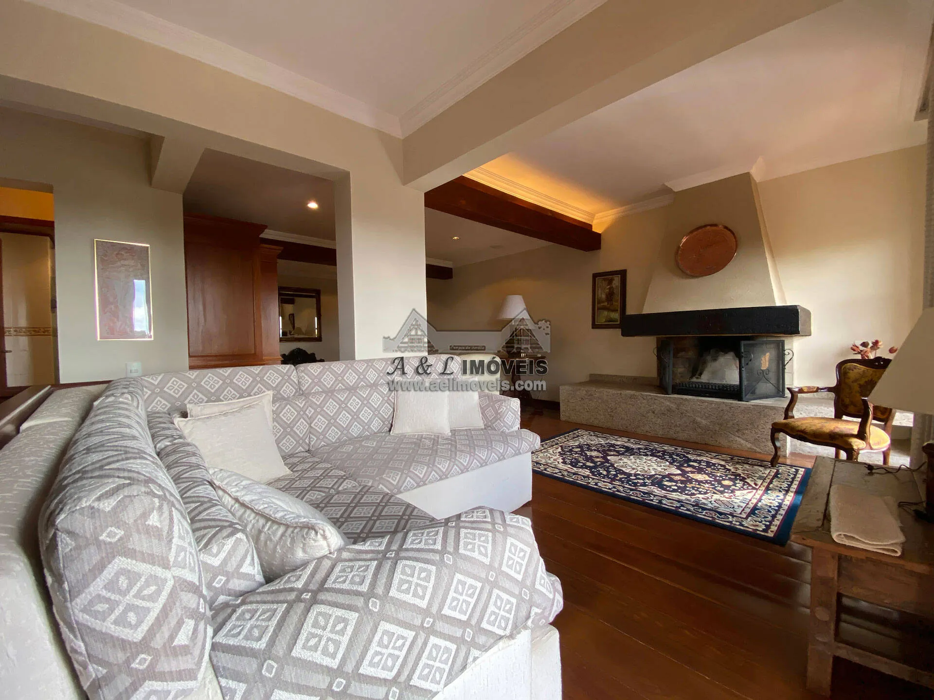 Imagem Apartamento à venda em Campos do Jordão - Duplex com 04 Suítes