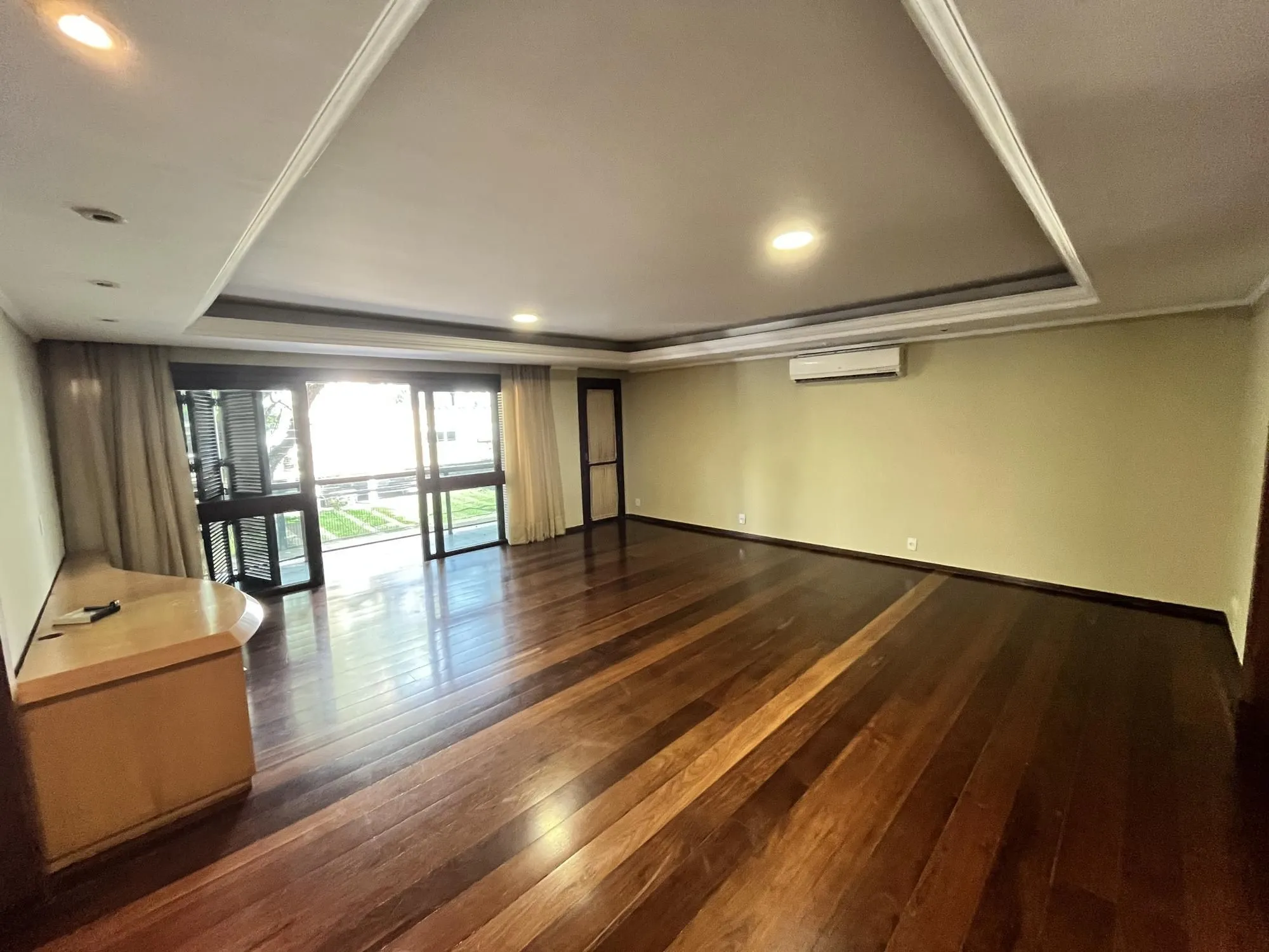 Imagem Apartamento de 4 quartos, suíte, amplo closet, dependência e 2 vagas de garagem