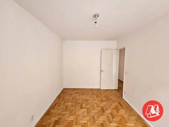 Imagem Apartamento 3 dormitórios (1 suíte). Dependência com wc auxiliar e sacada.