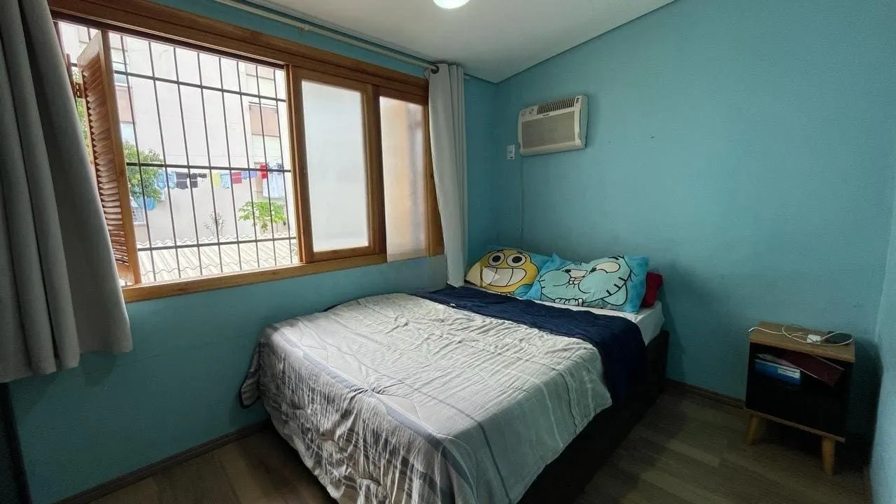 Imagem Casa de 4 dormitórios no bairro Santo Antônio, Porto Alegre