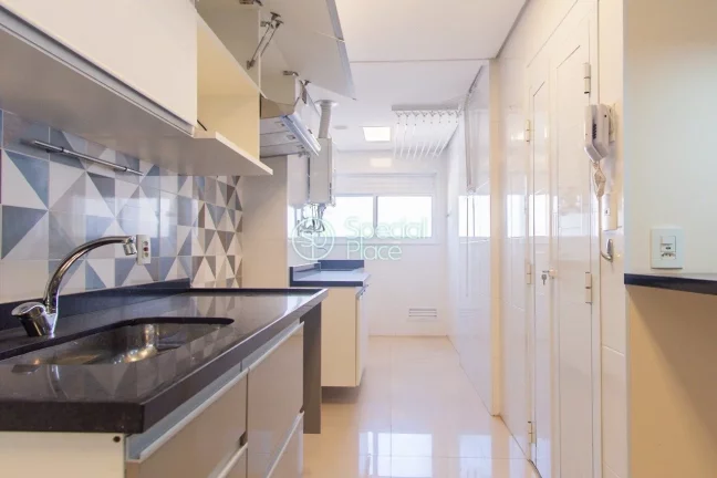 Imagem Apartamento com reforma impecável e com uma bela vista para o Campo de Marte!!! São 94m² de área...