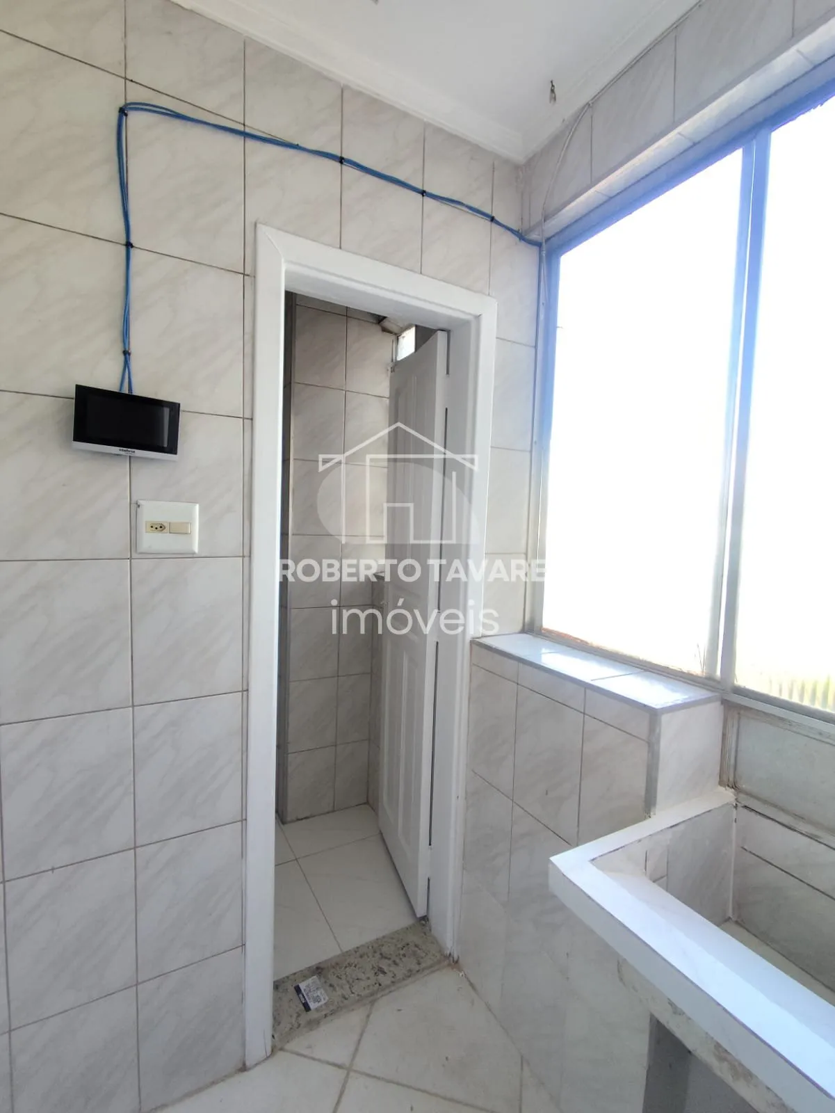Imagem Apartamento de 64m² com 2 dormitórios, 2 banheiros, sem suíte, localizado no último andar do edifício. Cozinha americana integrada à sala.