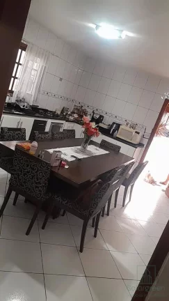 Imagem Sobrado c/ 4 dormitórios, seno 1 suíte, à Venda, 244,78 m²