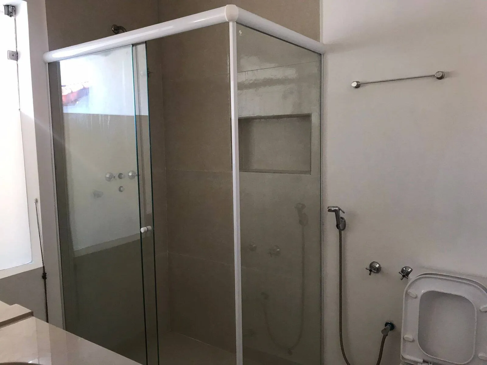 Imagem Casa Arejada em Alphaville Residencial Dois - 4 Quartos, 2 Suítes, Área de Lazer Completa e 4 Vagas