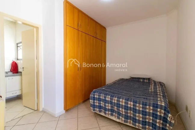 Imagem Localizado em Campinas, este espaçoso apartamento oferece um ambiente confortável e funcional. Com...