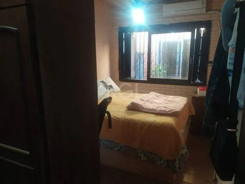Imagem Casa com 03 dormitórios, churrasqueira, pátio com piscina e 5 vagas de garagem no bairro Menino Deus