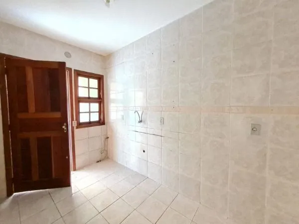 Imagem Casa de 3 dormitórios, apenas uma quadra da Av. Edgar Pires de Castro