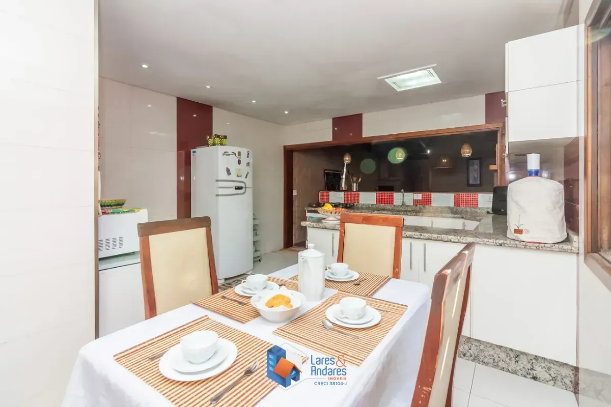 Imagem Sobrado para venda em Jardim Regina com 3 quartos, sendo 1 suíte, 224m²