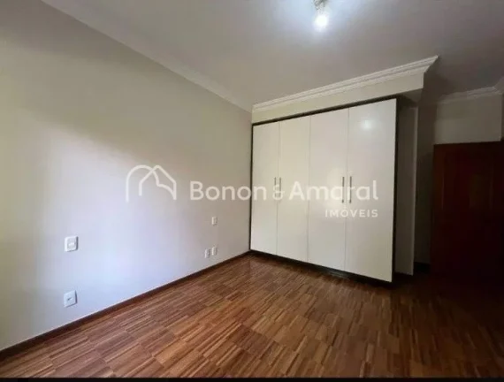 Imagem Sofisticada casa para aluguel no Alphaville Campinas. 
A residência possui uma área construída de...