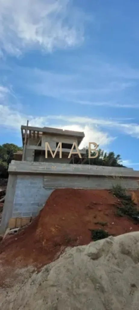 Imagem Espetacular casa à venda em Florianópolis-SC, no bairro Ingleses! 3 quartos sendo 2 suítes, 3 salas, 4 banheiros, 3 vagas de garagem, 326,00m².