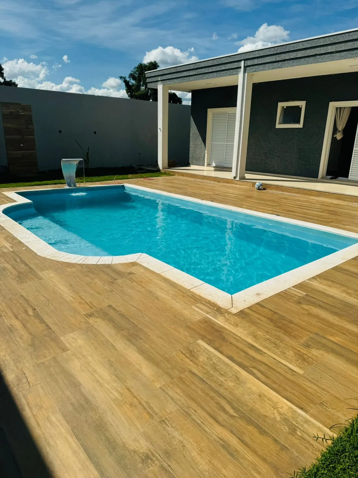 Imagem Ampla Residência com Área Gourmet e Pomar em Terreno Generoso de 906 m²: Conforto e Funcionalidade em Cada Detalhe