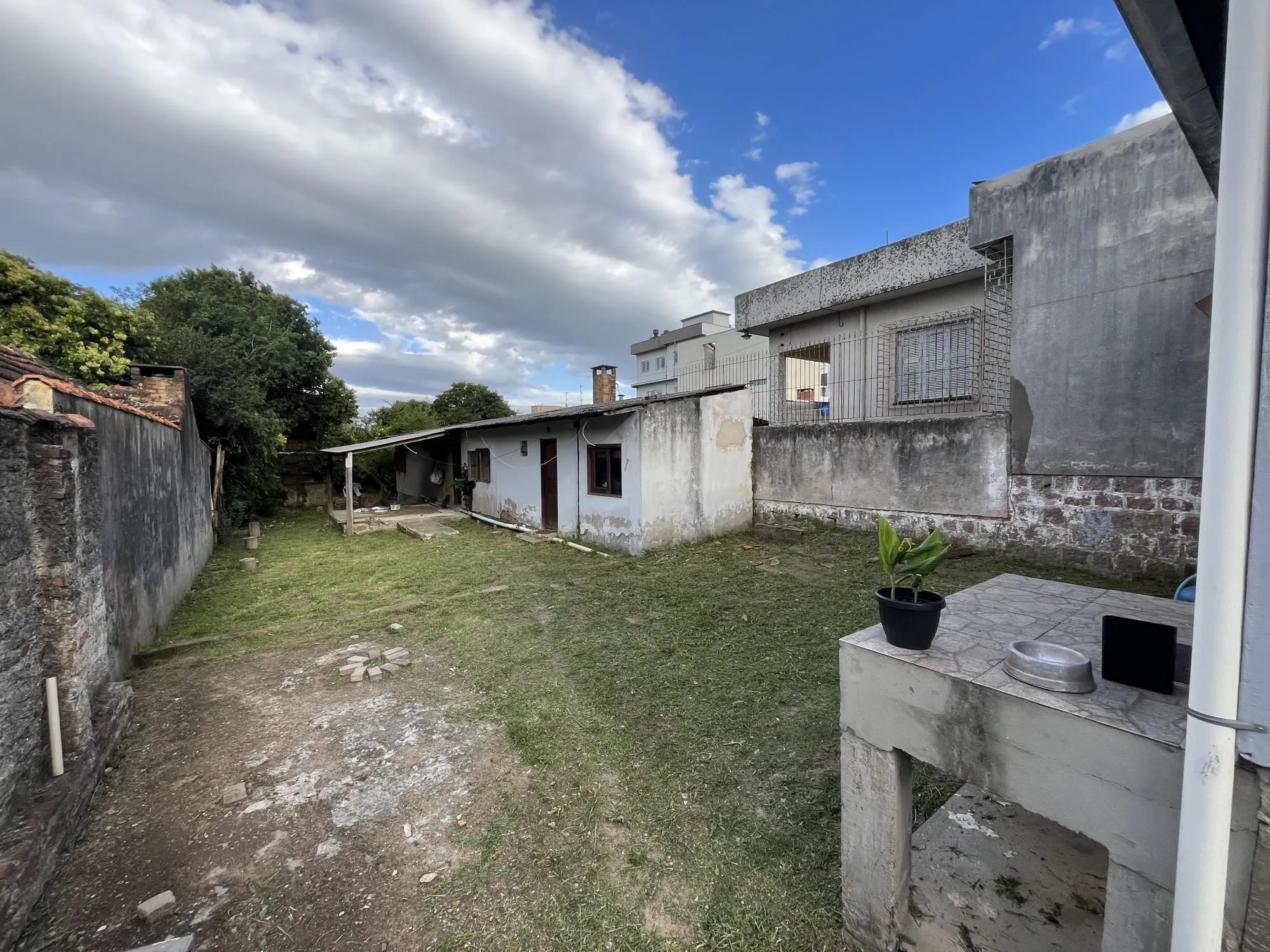 Imagem Casa com pátio grande semi-mobiliada no Bairro Camaquã.