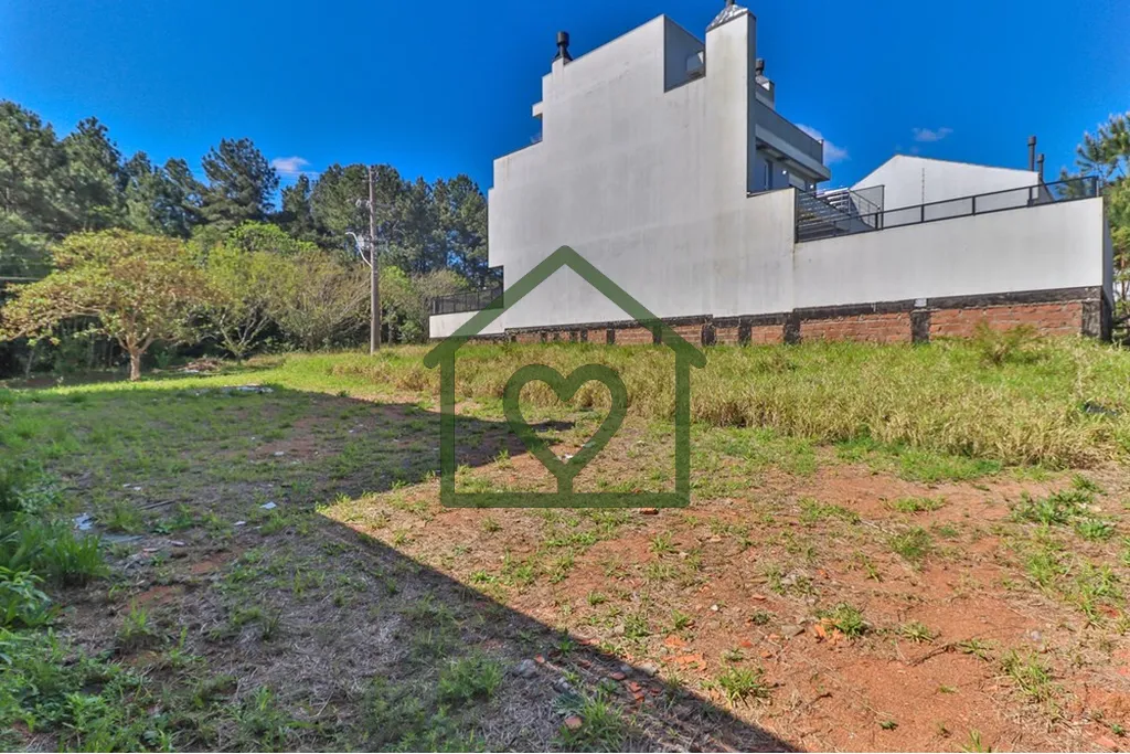 Imagem Terreno plano com 200 m2 (8 m de frente por 25 m de comprimento), localizado em rua calma e arboriza...