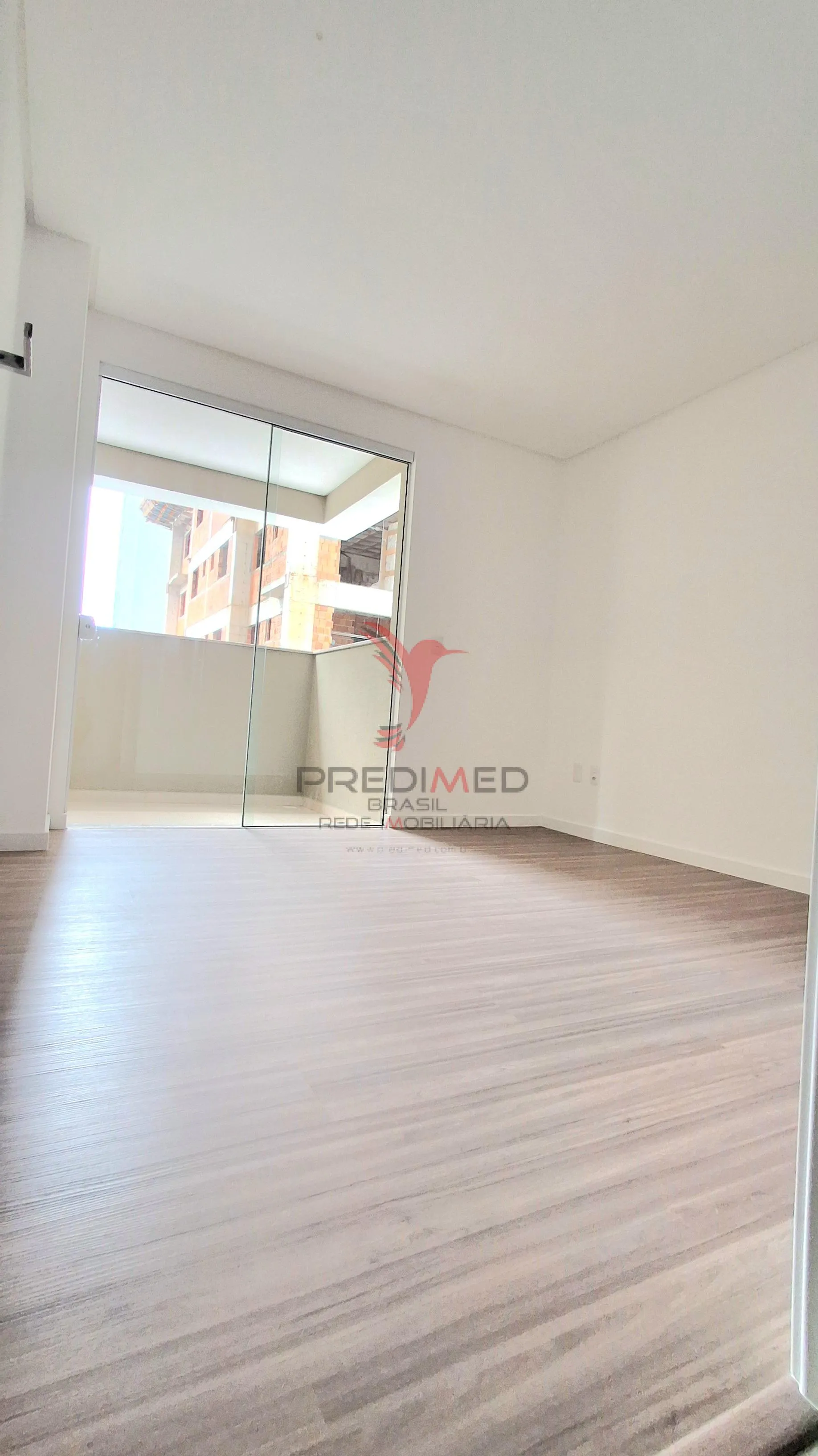 Imagem Apartamento de 2 Quartos em Itapema, Sacada com churrasqueira, a poucos metros do mar